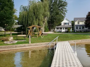 ** Lakefront ** Opdateret Open Concept Gem - Image 2