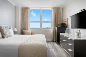 Hotel Rooms with Rooftop Pool and Free Parking! - Image 3