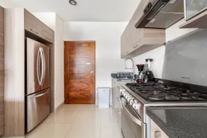 A spacious apartment just 2 blocks from the Diana - Image 4