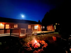 Large lodge w/ game room, fire pit + private suite - Image 3