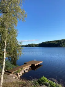 Timber house next to beautiful lake - Image 2