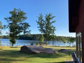 Timber house next to beautiful lake - Image 3