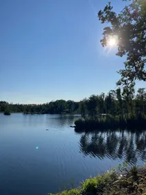 Timber house next to beautiful lake - Image 5
