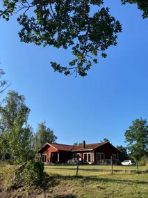 Timber house next to beautiful lake - Image 4