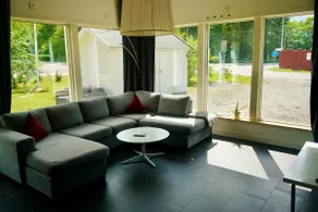 Spacious home with 4 bedrooms - Image 2