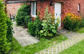 Apartment with small garden - Image 4
