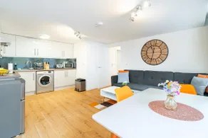 Town Center Apartment with 55” Smart TV+Netflix - Image 3