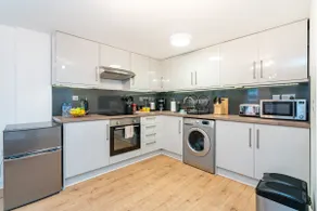 Town Center Apartment with 55” Smart TV+Netflix - Image 4