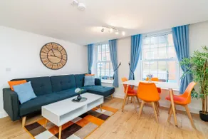 Town Center Apartment with 55” Smart TV+Netflix - Image 2