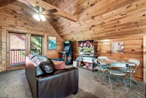 Cozy Cabin: Fireplace, Arcade & Private Hot Tub - Image 4