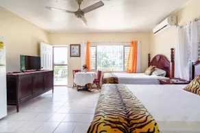 Seaview Suite #1 with 2 queen beds - Image 5