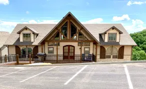 Designer 8 Bed/8.5 Bath Lodge W/Lakeview Sleeps 25 - Image 3
