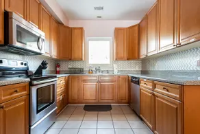 LAKEFRONT HOME NEAR DOWNTOWN CHARLESTON|4 BEDROOMS - Image 4