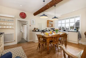 Beautiful Cotswold Farmhouse with Hot tub - Image 5