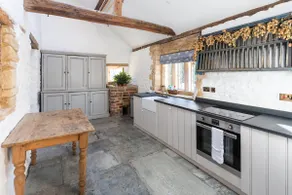 Beautiful Cotswold Farmhouse with Hot tub - Image 4