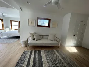 Sunny Lakefront Retreat - Image 4