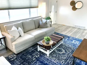 Winter Sale! Cozy Home near Airport *excld basemnt - Image 2