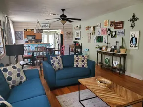 Recycled Art Haven - GREAT Location! - Image 3