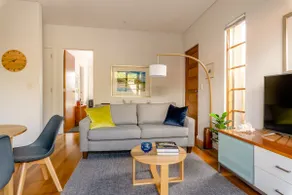 Attractive Modern Retreat close to the City - Image 2