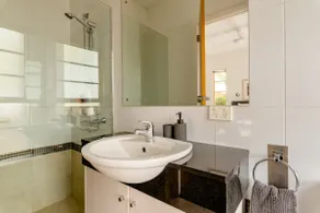 Attractive Modern Retreat close to the City - Image 3