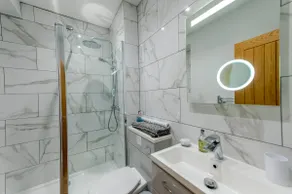 Modern One-Bed Apartment in the Heart of Town - Image 5