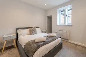 Modern One-Bed Apartment in the Heart of Town - Image 4