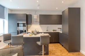 Modern One-Bed Apartment in the Heart of Town - Image 3
