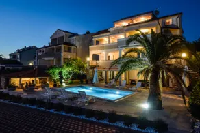 Deluxe Two bedroom Apartment with Pool next to the Sea - Image 3
