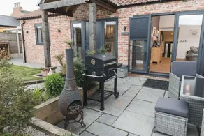 Secluded Idyllic Country Getaway with Hot Tub - Image 4