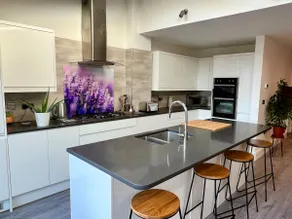 Beautiful modern family home, parking and garden - Image 3