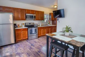 Hays St Cozy Remodeled 2BR/2BA house sleeps 8 - Image 2