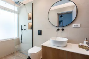Spacious & Luxe 3 BR Downtown - Image 3