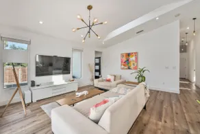 Designer Home Central to Sacramento - Image 4