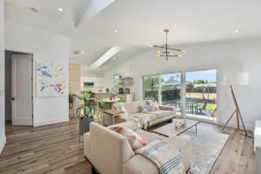 Designer Home Central to Sacramento - Image 2