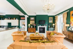 Grand regency apartment with park views nr Docks - Image 4