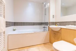 Cotels at Vizion Serviced Apartments, Superfast Broadband, Central Location, Free Parking, Fully Equipped Kitchen - Image 4