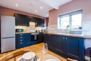 Castle Views cottage in historic village & woodfired hot tub - Image 4