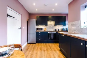Castle Views cottage in historic village & woodfired hot tub - Image 3