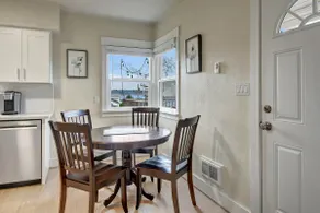 ”Charming Downtown Kirkland Bungalow. Urban Escape - Image 5