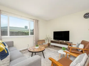 4-bed Home w/Garage~WiFi&Airport - Image 3