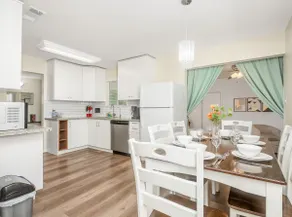 4-bed Home w/Garage~WiFi&Airport - Image 4