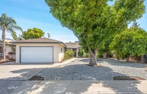 4-bed Home w/Garage~WiFi&Airport - Image 2