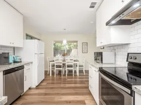 4-bed Home w/Garage~WiFi&Airport - Image 5
