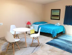 Large Private Oasis with Yard Space, Minutes to Downtown - Image 2