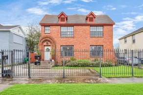 Gated 2BR Hidden Gem| Near Metro to NRG Stadium - Image 5