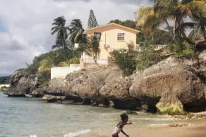 Tropical Oceanfront LucilleVilla Sleeps 6 - Image 5