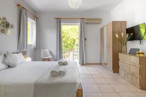 Comfort Room With Mountain View by Faro Del Porto - Image 2
