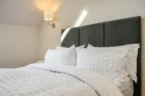 Rowan Tree Apartment - Modern Apartment, Free Parking & Views - Image 3