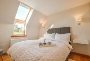 Rowan Tree Apartment - Modern Apartment, Free Parking & Views - Image 2