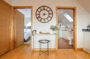Rowan Tree Apartment - Modern Apartment, Free Parking & Views - Image 4